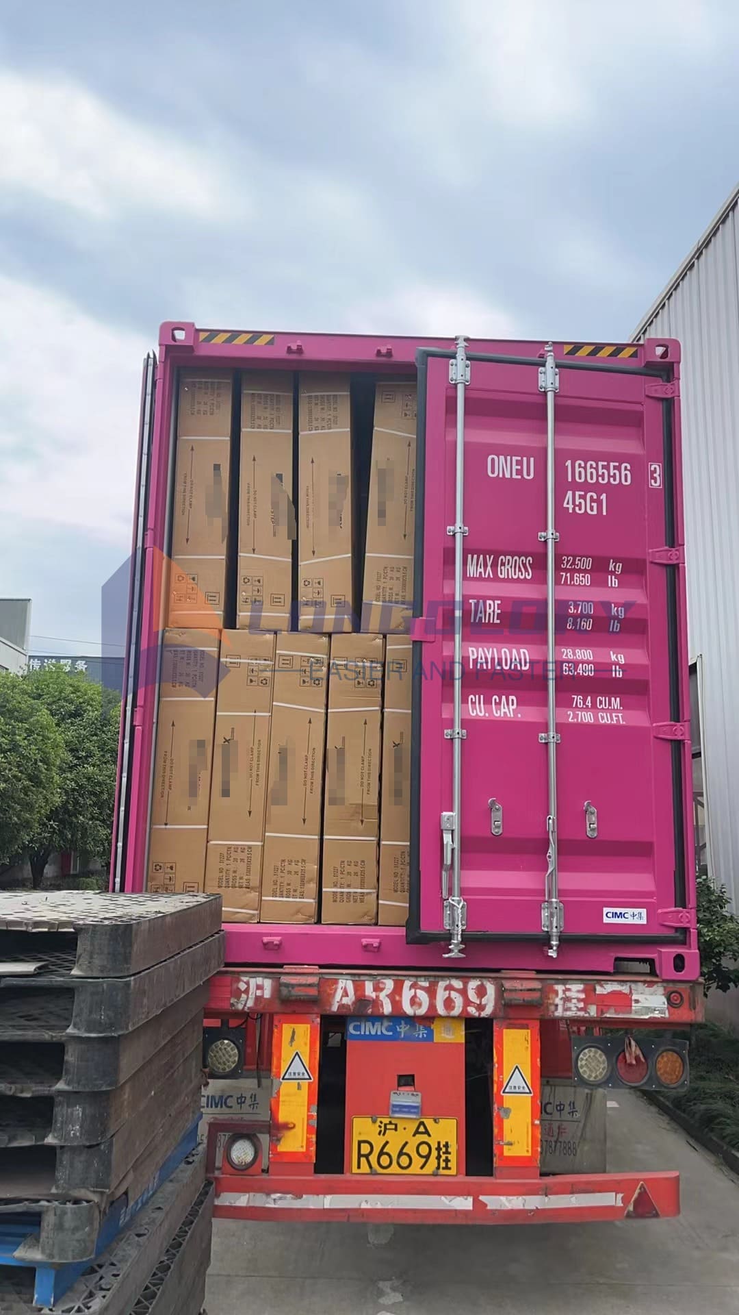 Fitnessudstyr læsses i container