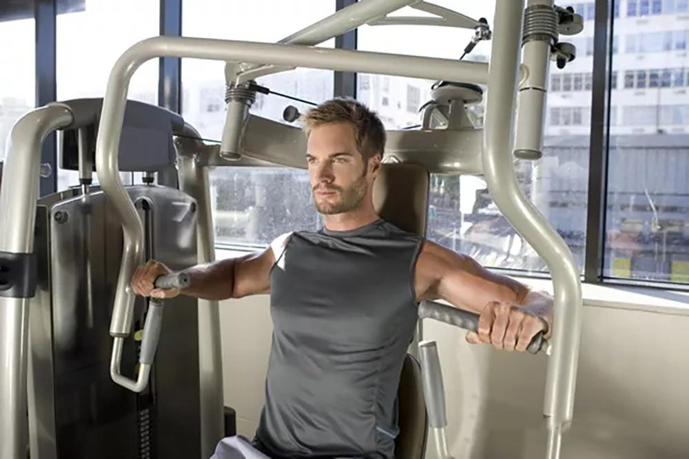 Træning af brystmuskler væsentligt fitnessudstyr - siddende brysttræner