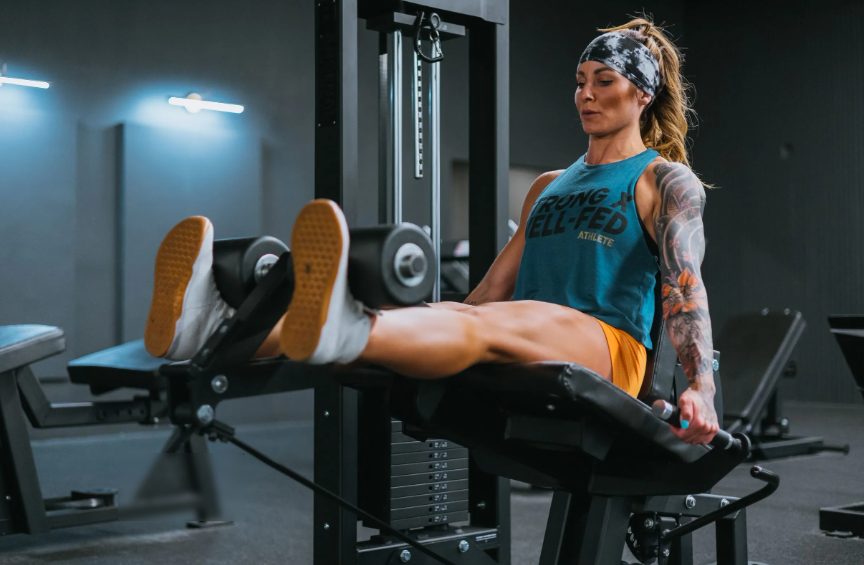 Hvordan træner man med en benkrøl og forlængelsesmaskine?